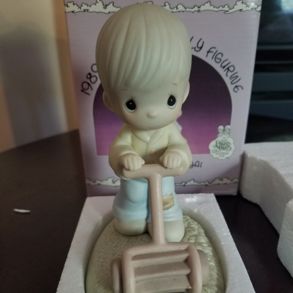 Precious Moments PM892 MOW POWER TO YA Figurine c. 1989 NIB
